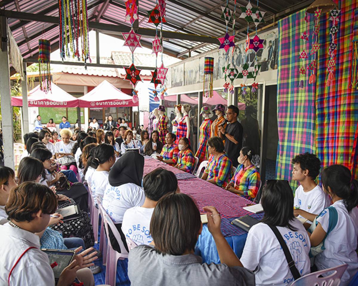 โครงการศึกษาข้อมูลชุมชน “การออกแบบและพัฒนาผลิตภัณฑ์ผ้าขาวม้าทอมือกับชุมชน”